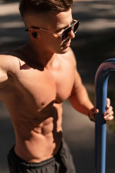 Cool Módní Atlet Chlap Stylových Slunečních Brýlích Bezdrátových Sluchátkách Svalnatým — Stock fotografie