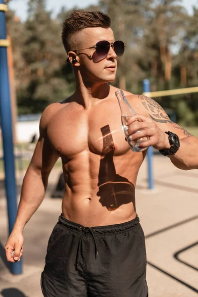 Deportivo Hombre Moda Con Gafas Sol Escuchando Música Con Auriculares —  Fotos de Stock