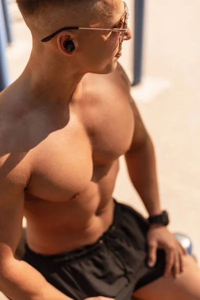 Handsome Bodybuilder Man Sexy Muscular Body Listen Music Wireless Headphones — Stock Photo, Image