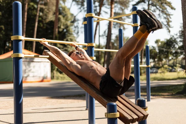 Fitness Sporcusu Ahşap Bankta Uzanıyor Dışarıda Çırpıyor — Stok fotoğraf