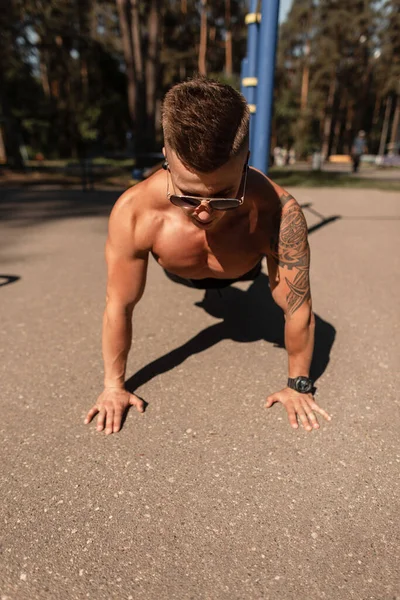 Atlético Muscular Jovem Fazendo Treino Parque Fazendo Flexões — Fotografia de Stock