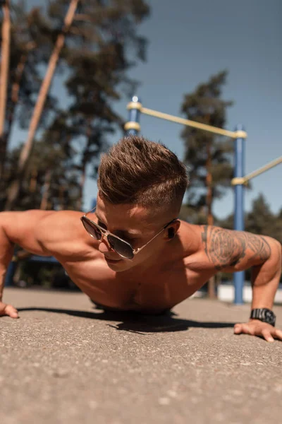 Athletischer Muskulöser Junger Mann Beim Workout Park Und Liegestützen — Stockfoto