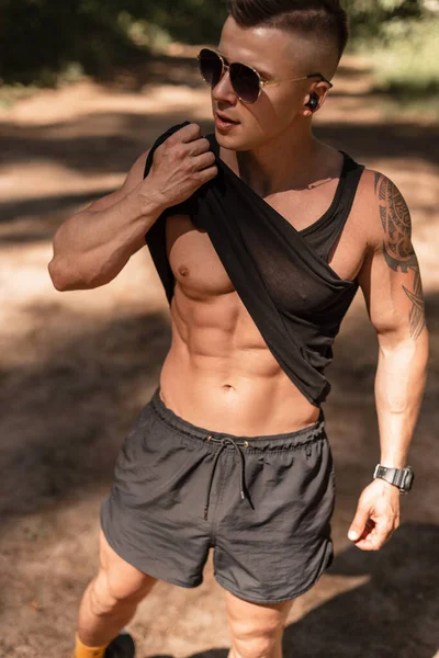 Fitness Przystojny Mężczyzna Sexy Muskularne Ciało Czarny Shirt Spodenki Spacery — Zdjęcie stockowe