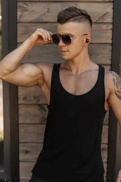 Hipster Knappe Man Model Met Mode Zonnebril Zwart Wit Shirt — Stockfoto