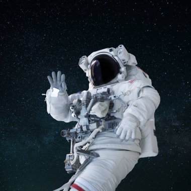 Takım elbiseli bir uzay adamı elini sallıyor ve açık alanda selamlıyor. Merhaba konsept. Astronot seyahat eder