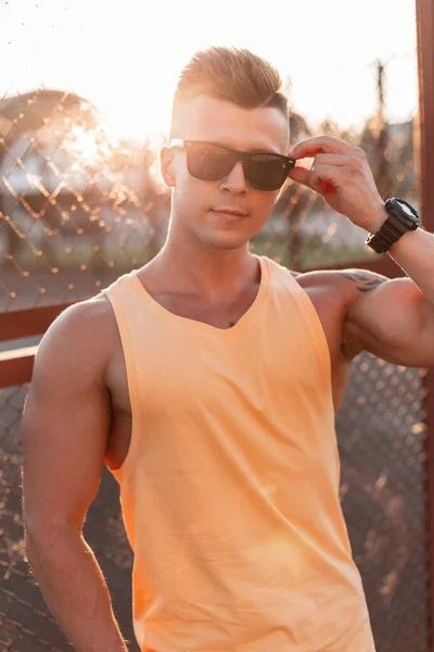 Knappe Jonge Hippe Jongen Stijlvol Geel Shirt Rechtzet Modieuze Zonnebril — Stockfoto