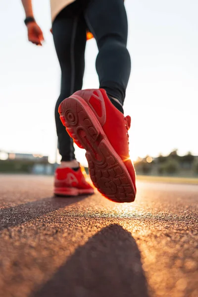 穿着时髦运动服 穿着红色运动鞋的时髦男子在日落时走起路来 一个带着阳光在街上跑的家伙 — 图库照片
