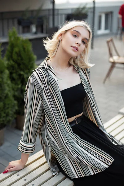 Moda Tişörtlü Siyah Bluzlu Etekli Güzel Bir Kız Şehirde Bankta — Stok fotoğraf