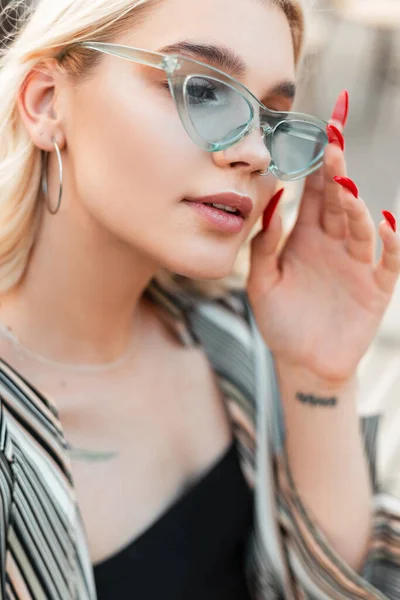 Close Retrato Uma Bela Jovem Modelo Moda Óculos Sol Azuis — Fotografia de Stock