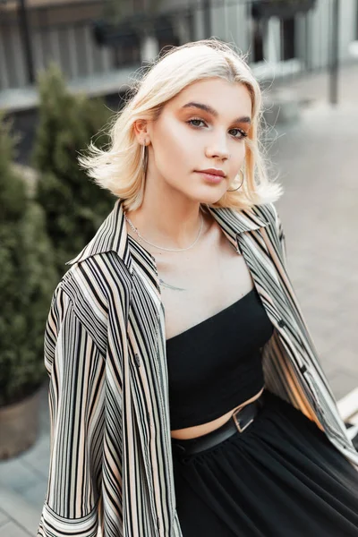 Mooie Tiener Blond Meisje Mode Shirt Zwart Top Rok Zit — Stockfoto