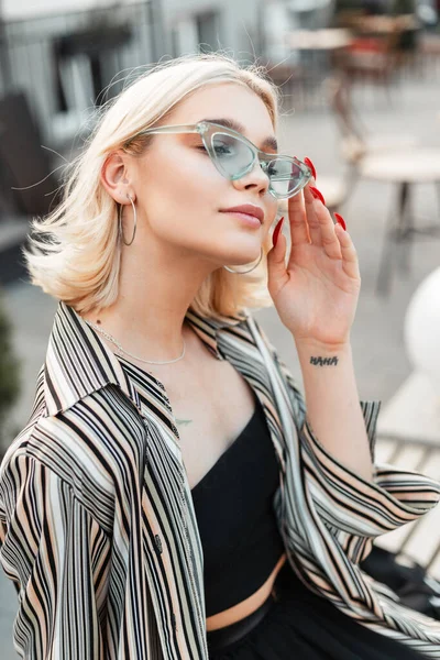 Hermosa Chica Con Estilo Joven Una Camisa Moda Con Gafas —  Fotos de Stock