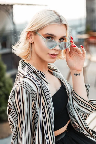 Moda Ładna Blondynka Kobieta Model Niebieskimi Okularami Przeciwsłonecznymi Stylowej Koszuli — Zdjęcie stockowe