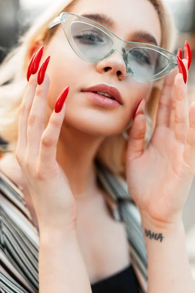 Fashion Vogue Portrait Pretty Young Woman Trendy Sunglasses Summer Casual — Stockfoto