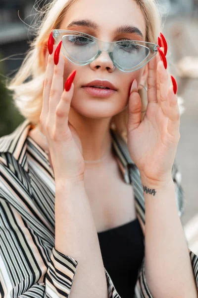 Fashion Portrait Young Tinder Blonde Woman Puts Stylish Blue Sunglasses — Stockfoto