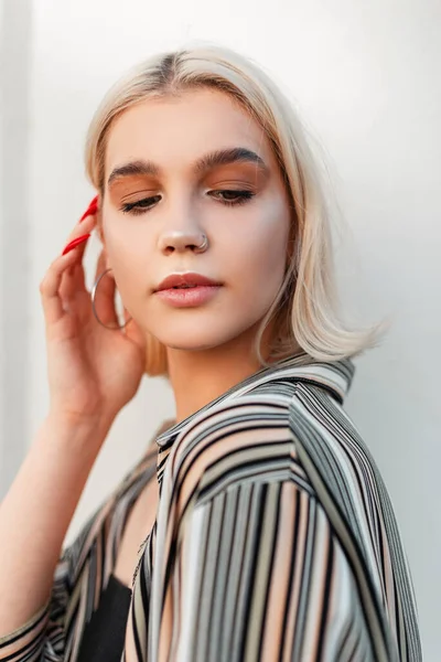 Porträt Einer Schönen Jungen Frau Mit Kurzen Blonden Haaren Einem — Stockfoto