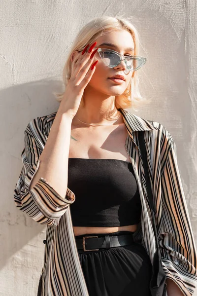 Modelo Mujer Joven Moda Con Cabello Rubio Con Gafas Sol —  Fotos de Stock