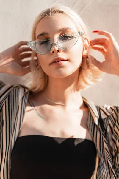 Retrato Moda Uma Jovem Mulher Elegante Legal Com Óculos Sol — Fotografia de Stock