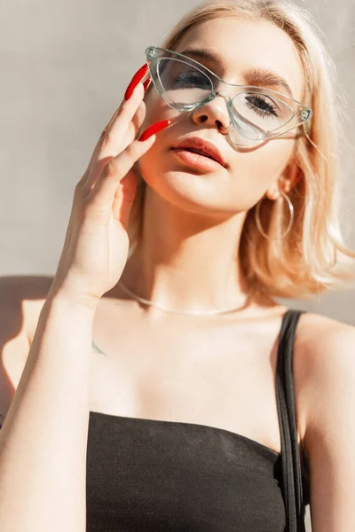 Retrato Moda Una Hermosa Joven Rubia Top Negro Endereza Gafas —  Fotos de Stock