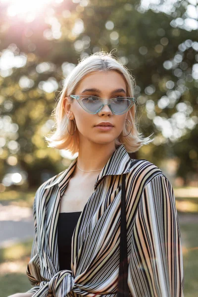 Elegante Hermosa Mujer Joven Con Gafas Vintage Azules Ropa Moda —  Fotos de Stock