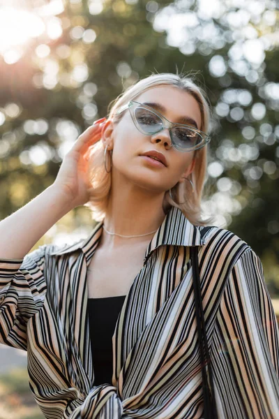 Mujer Joven Moda Con Camisa Vintage Con Estilo Gafas Sol —  Fotos de Stock