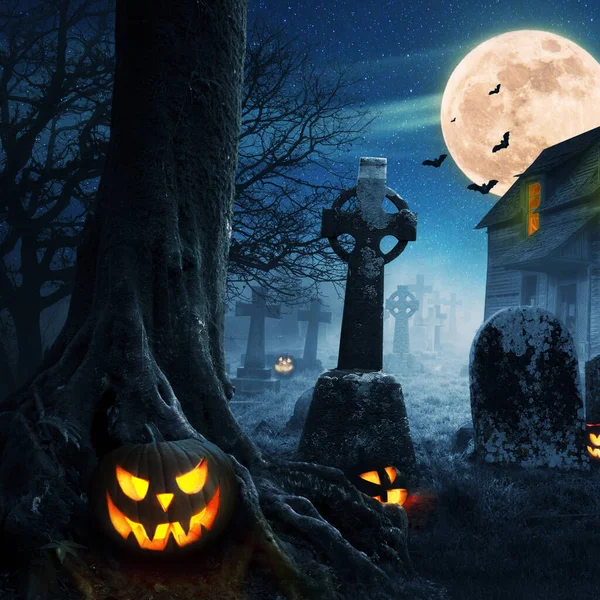 恐ろしい家を持つ墓地の木の近くにハロウィーンのカボチャ 月とコウモリと夜の森のハロウィーンの背景 — ストック写真