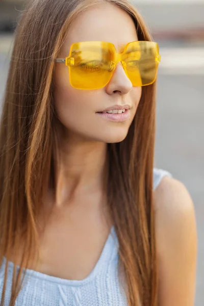 Świeży Portret Młodej Białej Kobiety Żółtych Okularach Przeciwsłonecznych Niebieskim Czołgu — Zdjęcie stockowe