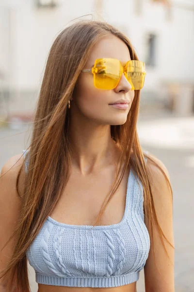 Beautiful Stylish Woman Bright Yellow Sunglasses Wearing Stylish Summer Blue — 스톡 사진