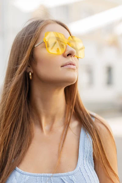 Frisches Porträt Eines Schönen Jungen Mädchens Modischem Hellen Sommer Outfit — Stockfoto