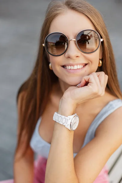 Fresco Retrato Feliz Una Hermosa Joven Con Una Sonrisa Blanca —  Fotos de Stock