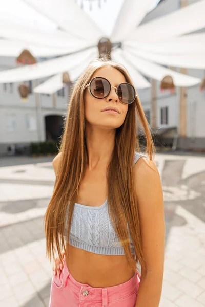 Mode Hipster Beauté Femme Avec Des Lunettes Soleil Rondes Fraîches — Photo