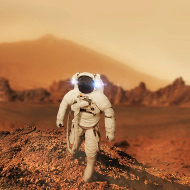 Uzay adamı astronot Mars 'ın kızıl gezegeninde yürüyor. İnsanoğlu Mars 'a gider. Astronot kızıl çöle iniyor.