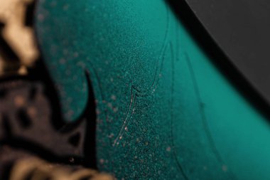 Kaliteli elementlerin üzerine yeşil boya damlatan güzel, pis bir arka plan, yakın plan. Koyu doku