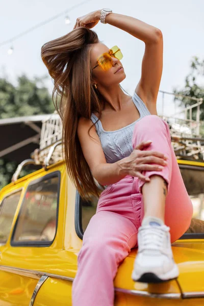 Красива Молода Модна Жінка Холодними Жовтими Сонцезахисними Окулярами Модному Літньому — стокове фото