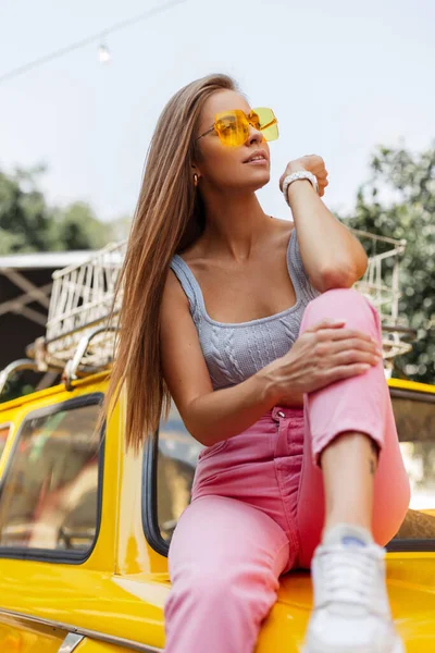 Mooie Jonge Hipster Vrouw Modieuze Zomerkleding Met Een Sexy Top — Stockfoto