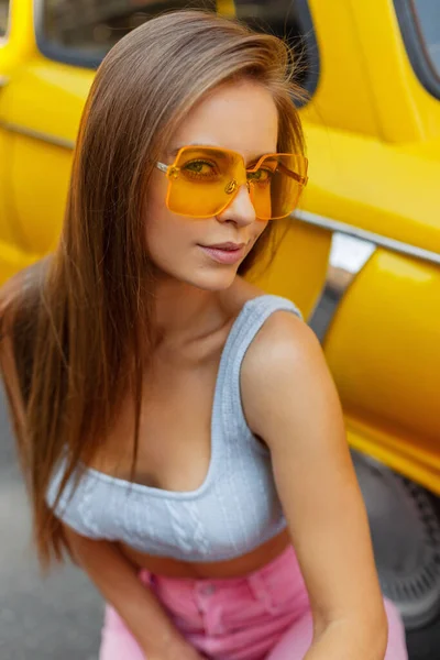 Sexy Belle Femme Mode Lunettes Soleil Jaunes Avec Haut Bleu — Photo