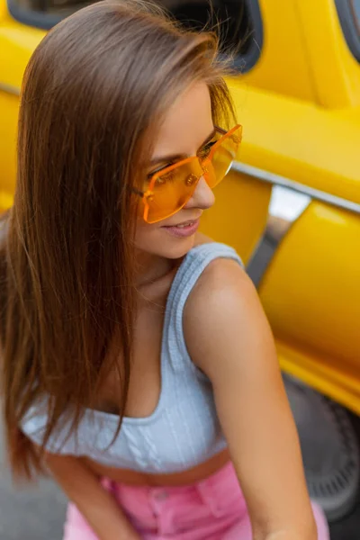 Fashion Young Pretty Girl Cool Sunglasses Blue Knit Top Sits — Stockfoto