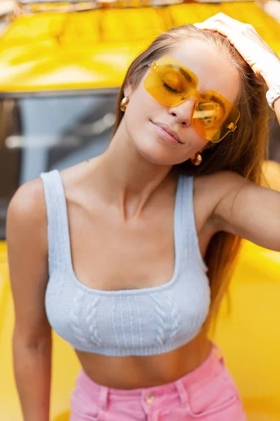 Modne Piękne Młode Ciche Dziewczyny Żółtych Okularach Przeciwsłonecznych Modne Jasne — Zdjęcie stockowe