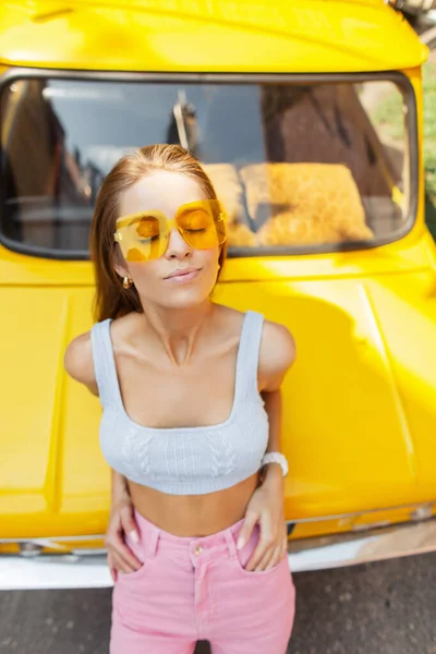 Fashionable Beautiful Stylish Girl Cool Sunglasses Bright Summer Trendy Clothes — Stockfoto
