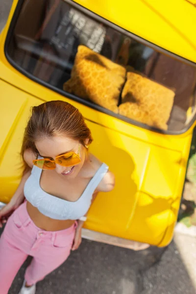 Schöne Junge Hipster Mädchen Modischen Farbigen Sommerkleidern Steht Und Genießt — Stockfoto