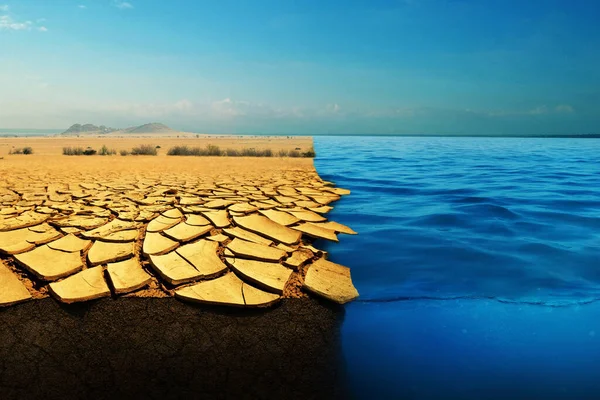 乾燥死んだ地球と海の水 地球温暖化の概念 砂漠と海 — ストック写真