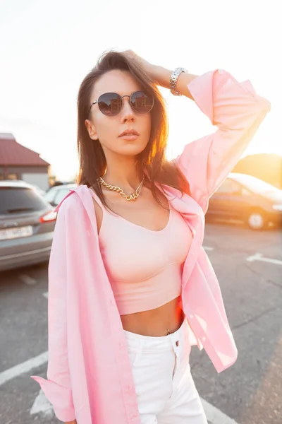 Красива Молода Гламурна Жінка Прохолодними Сонцезахисними Окулярами Модному Одязі Рожевою — стокове фото