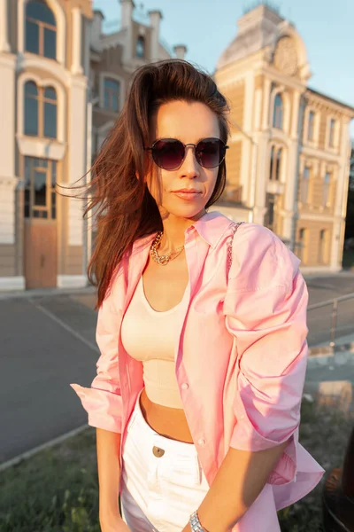 Modisches Hipster Model Mit Frisur Und Sonnenbrille Rosa Modischem Hemd — Stockfoto