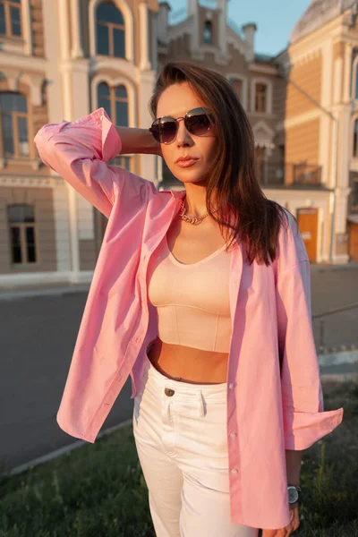 Menina Bonita Moda Legal Com Óculos Sol Moda Camisa Rosa — Fotografia de Stock