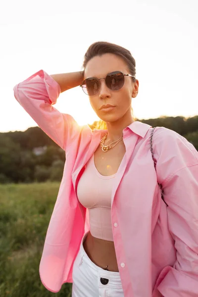 Menina Bonita Elegante Uma Roupa Rosa Moda Com Óculos Sol — Fotografia de Stock