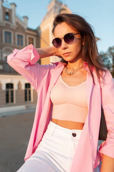 Fashion Girl Trendy Sunglasses Pink Shirt Top Handbag Walks Street — 스톡 사진
