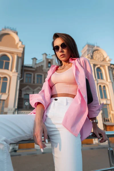 Menina Bonita Elegante Com Óculos Uma Camisa Rosa Moda Top — Fotografia de Stock