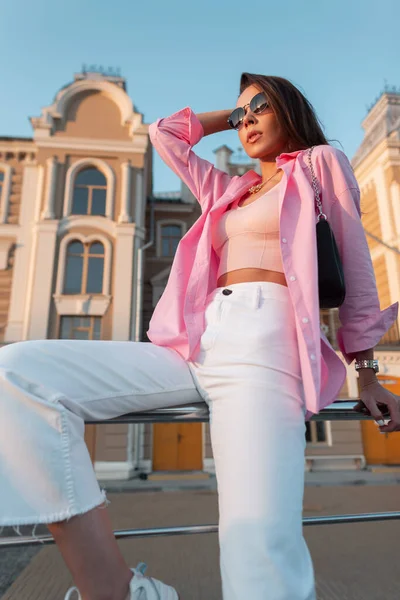 Крутая Модная Элегантная Модель Модной Одежде Розовой Рубашке Майке Белыми — стоковое фото
