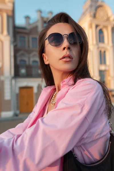 Модный Городской Портрет Красивой Молодой Женщины Солнечных Очках Модной Розовой — стоковое фото