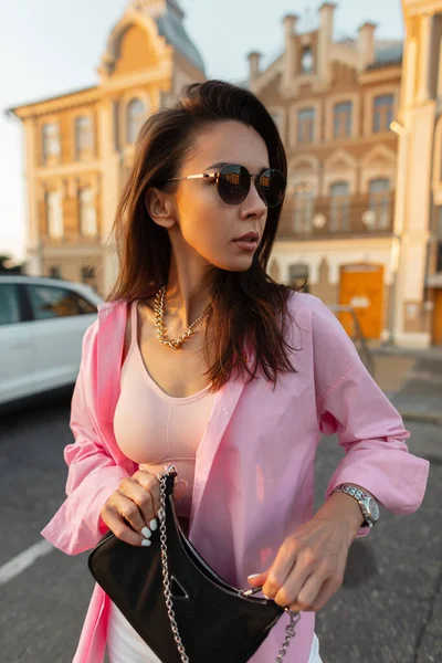 Модна Красива Модель Молодої Жінки Стильними Сонцезахисними Окулярами Модній Рожевій — стокове фото