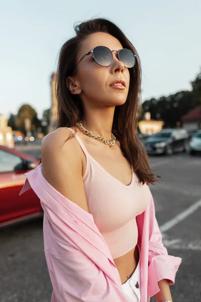 Trendy Hipster Frau Modell Mit Mode Runde Sonnenbrille Rosa Hemd — Stockfoto